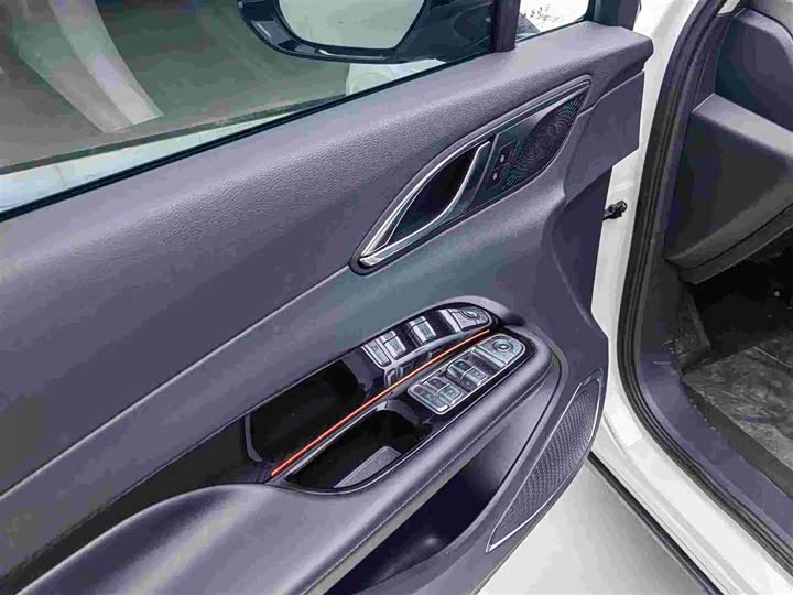 Фото 9 - Hongqi HS3