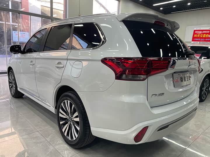 Фото 4 - Mitsubishi Outlander