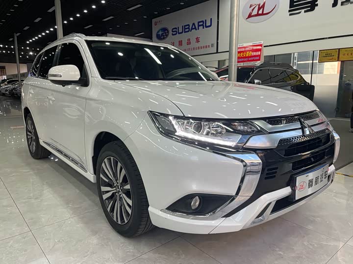 Фото 8 - Mitsubishi Outlander