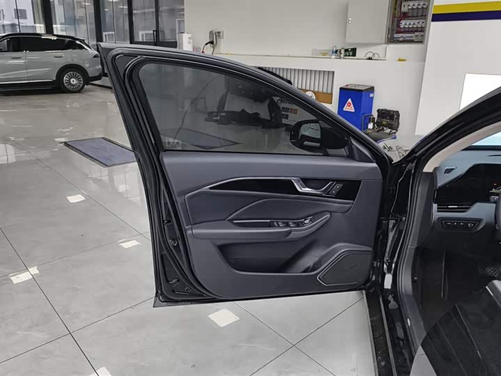 Фото 7 - Bestune B70