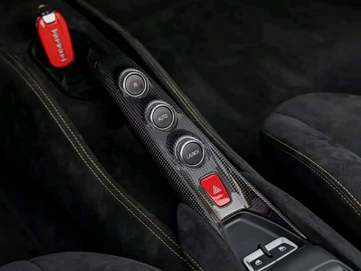 Photo 8 - Ferrari F8