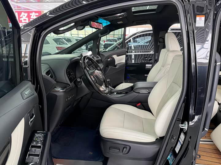 Фото 7 - Lexus LM