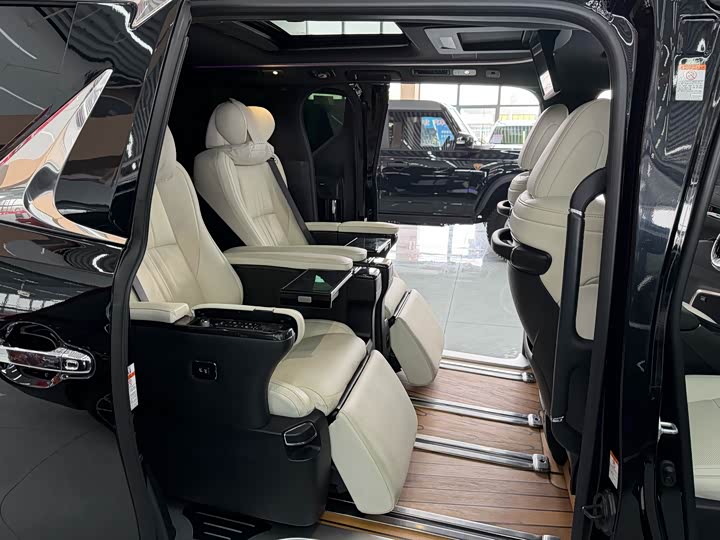 Фото 9 - Lexus LM