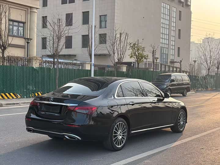 Photo 9 - Mercedes-Benz E-Class