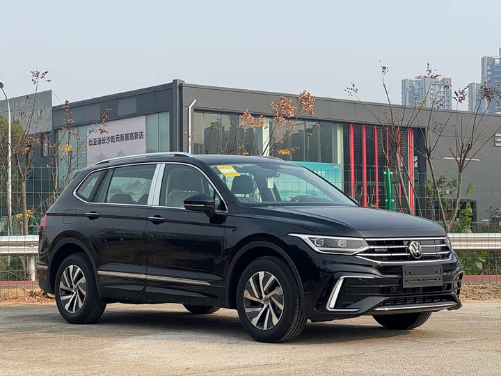Фото 2 - Volkswagen Tiguan L Hybrid