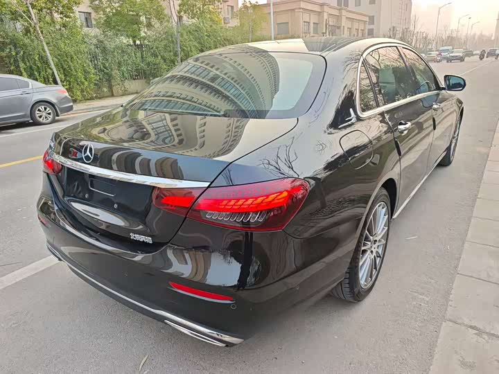 Photo 9 - Mercedes-Benz E-Class