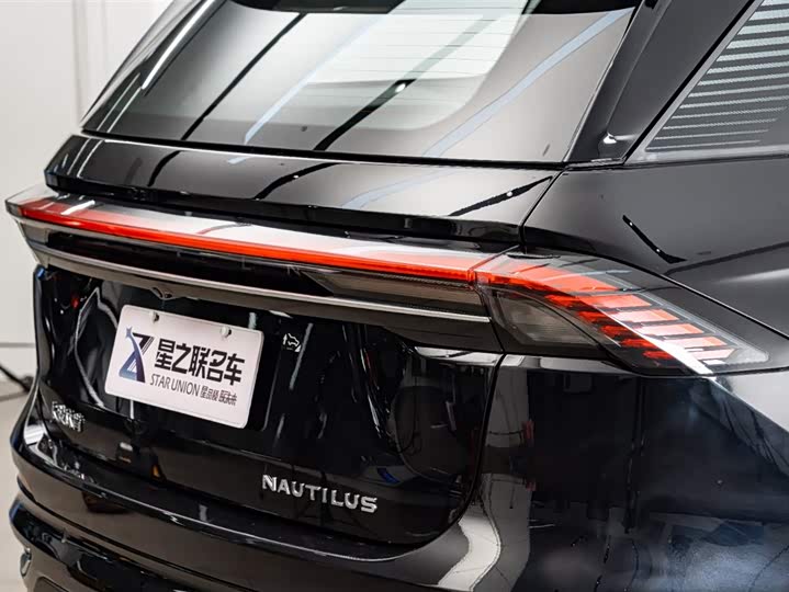 Фото 9 - Lincoln Nautilus