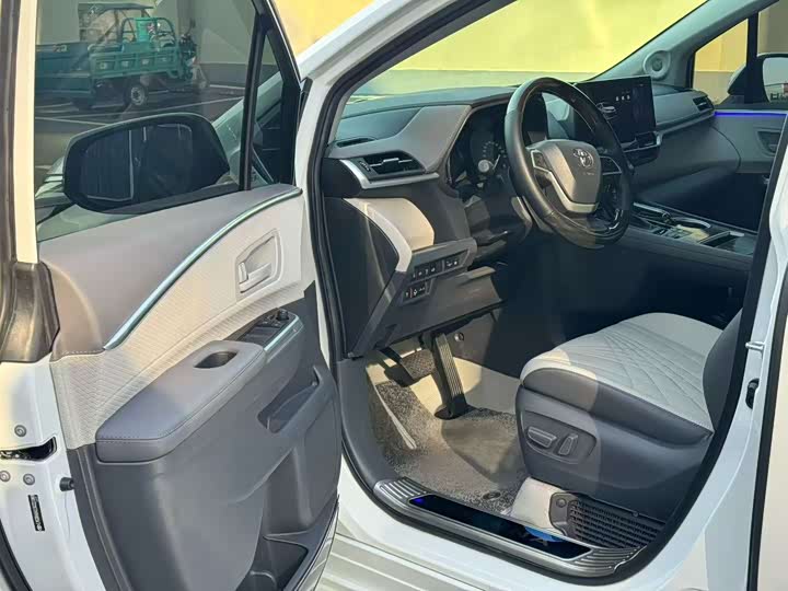 Фото 4 - Toyota Sienna