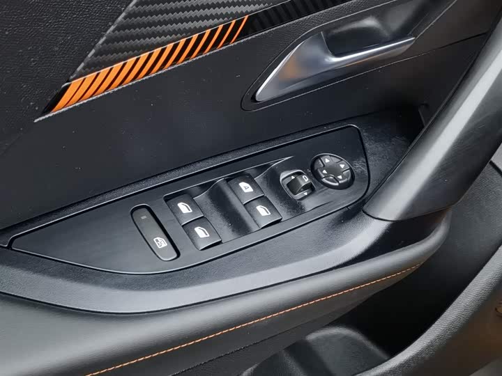 Фото 9 - Peugeot 2008