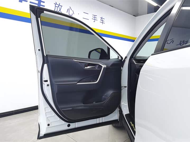 Фото 7 - Toyota RAV4