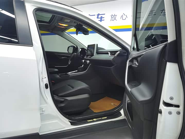 Фото 8 - Toyota RAV4