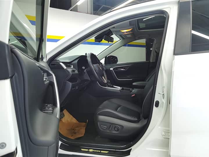 Фото 9 - Toyota RAV4