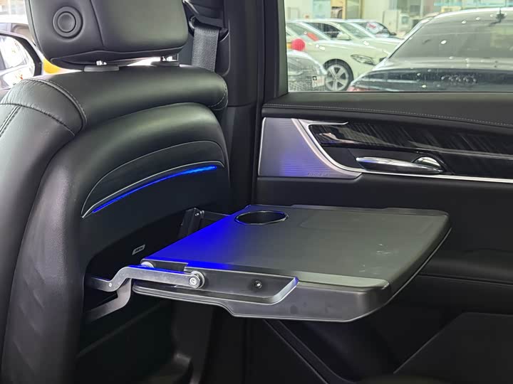 Фото 8 - Cadillac XT6