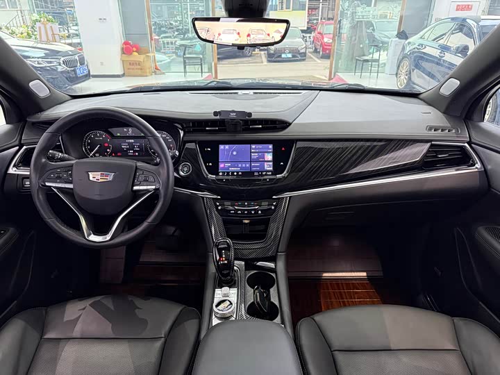 Фото 9 - Cadillac XT6