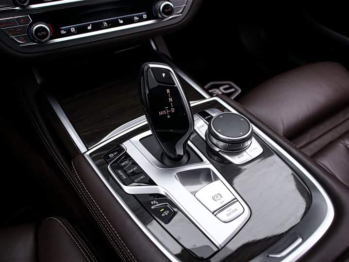 Фото 8 - BMW 7 Series