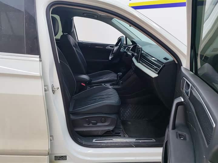 Фото 8 - Volkswagen Tiguan L Pro