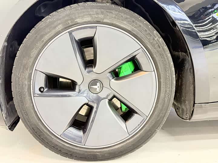 Фото 4 - Tesla Model 3