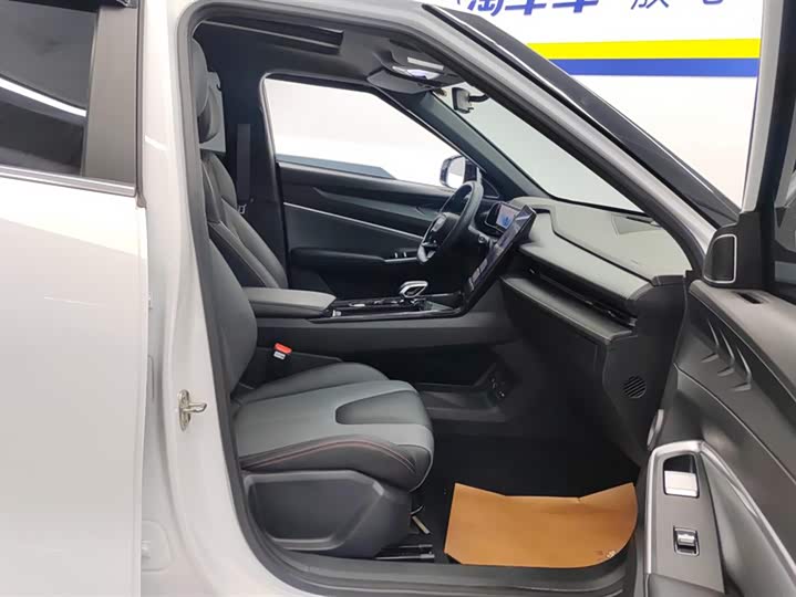 Фото 8 - Geely Atlas