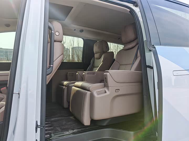 Фото 6 - LiXiang Mega