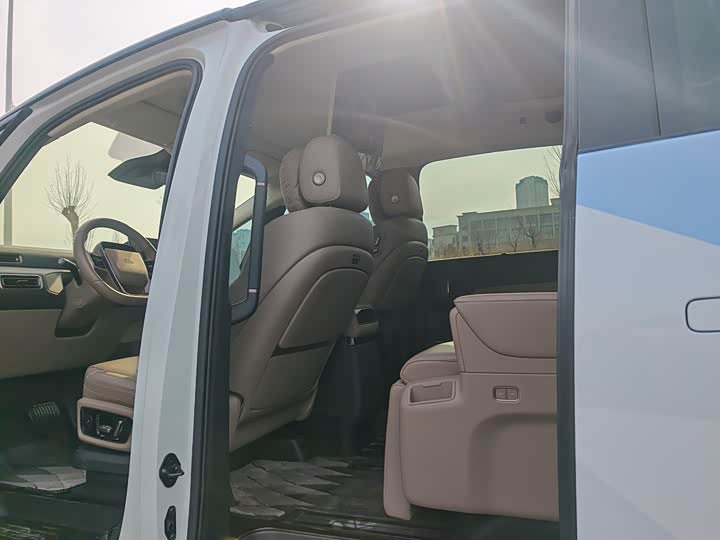 Фото 7 - LiXiang Mega