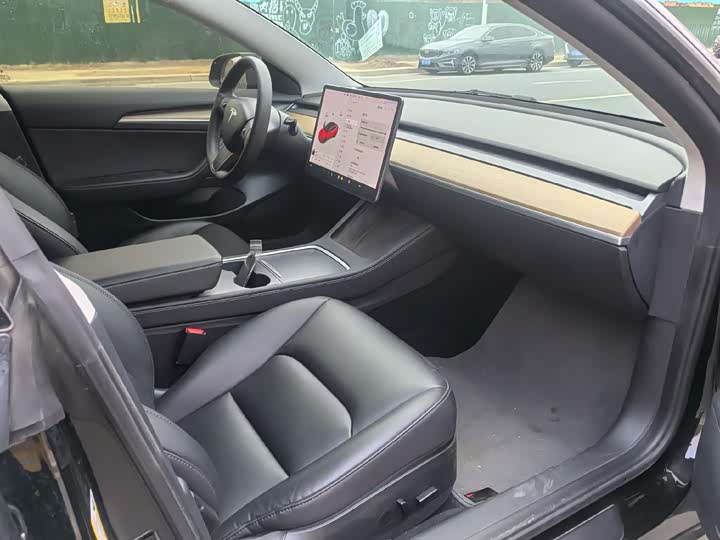 Фото 4 - Tesla Model 3