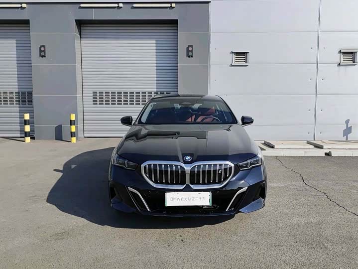 Фото 2 - BMW i5