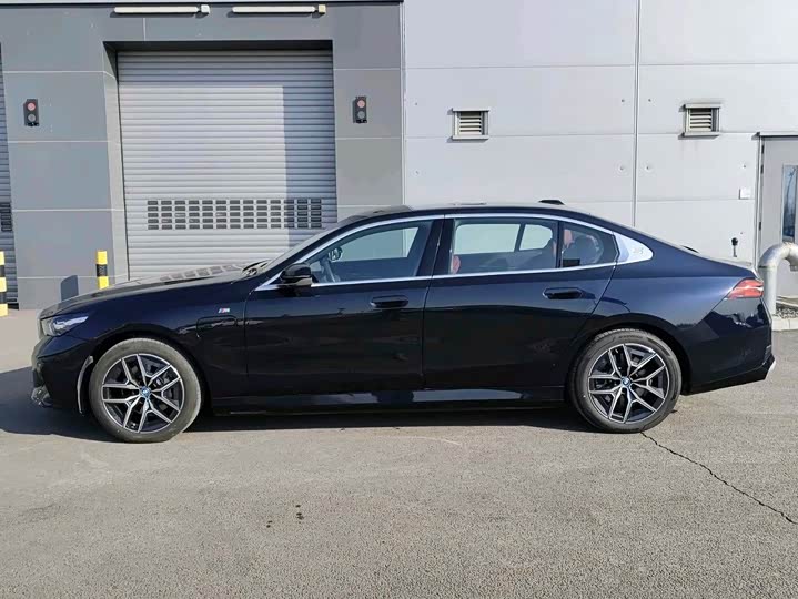 Фото 6 - BMW i5