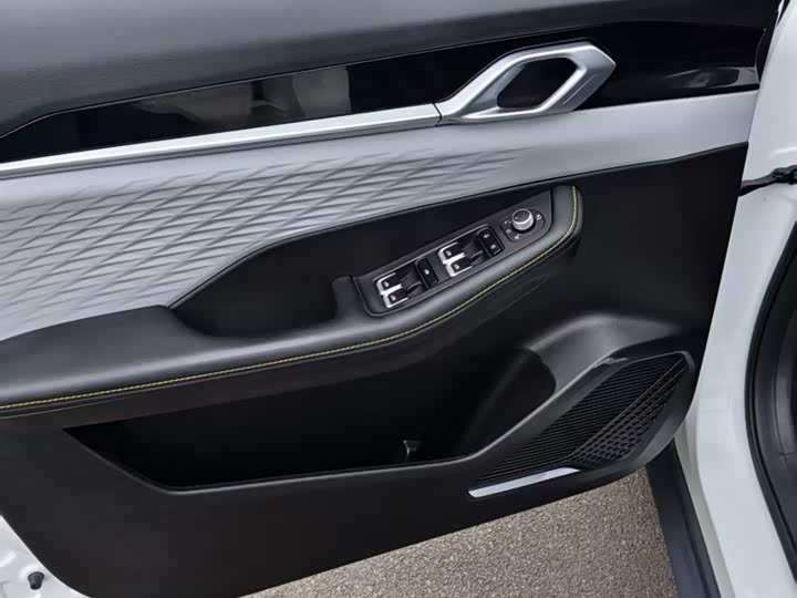 Photo 8 - Geely Coolray