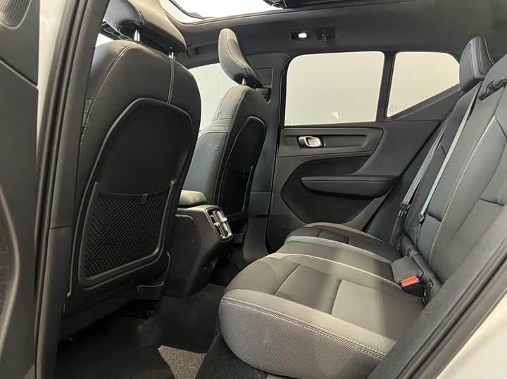 Фото 8 - Volvo XC40