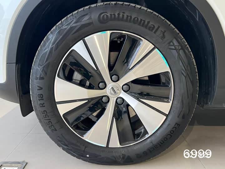 Фото 9 - Volvo XC40