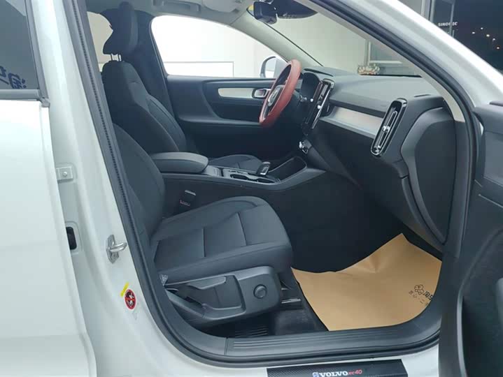 Фото 8 - Volvo XC40