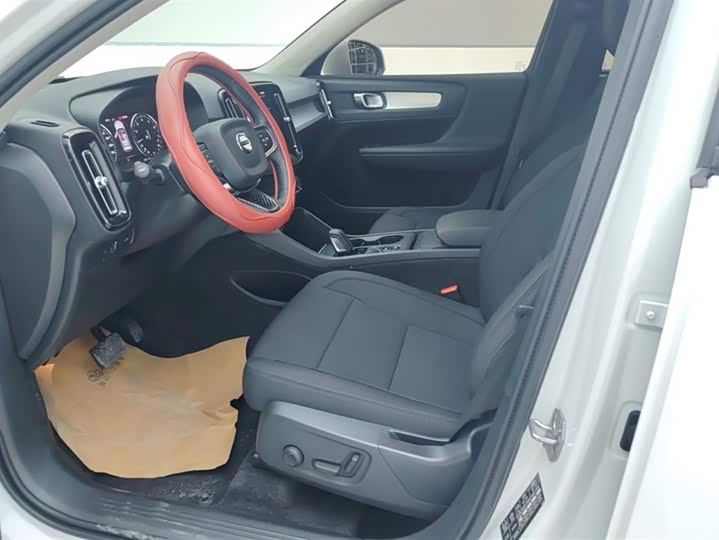 Фото 9 - Volvo XC40