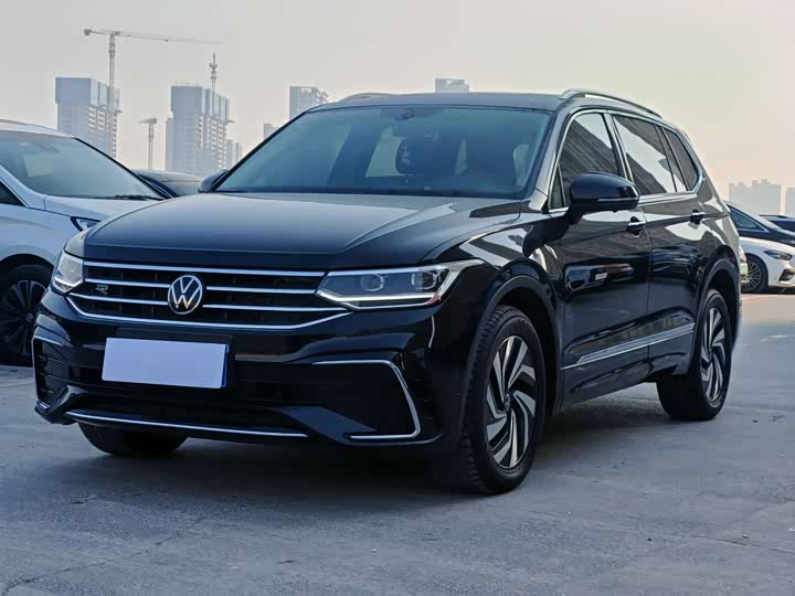 Фото 1 - Volkswagen Tiguan L Pro