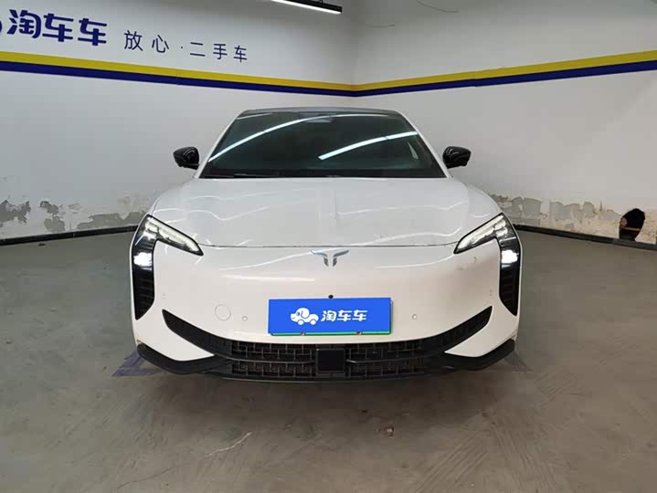 Photo 2 - Hongqi EH7