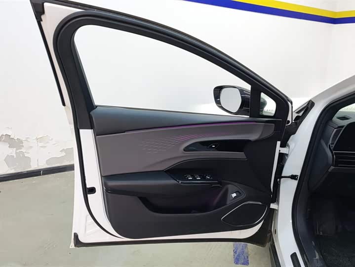 Photo 7 - Hongqi EH7