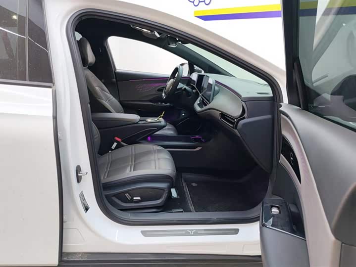 Photo 8 - Hongqi EH7