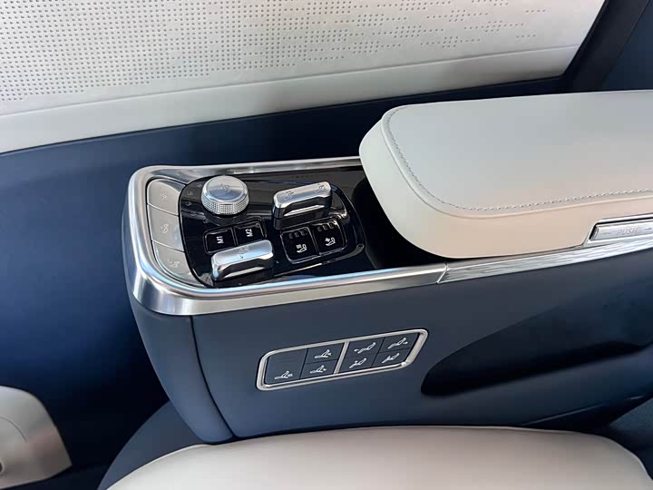 Фото 9 - Zeekr 009