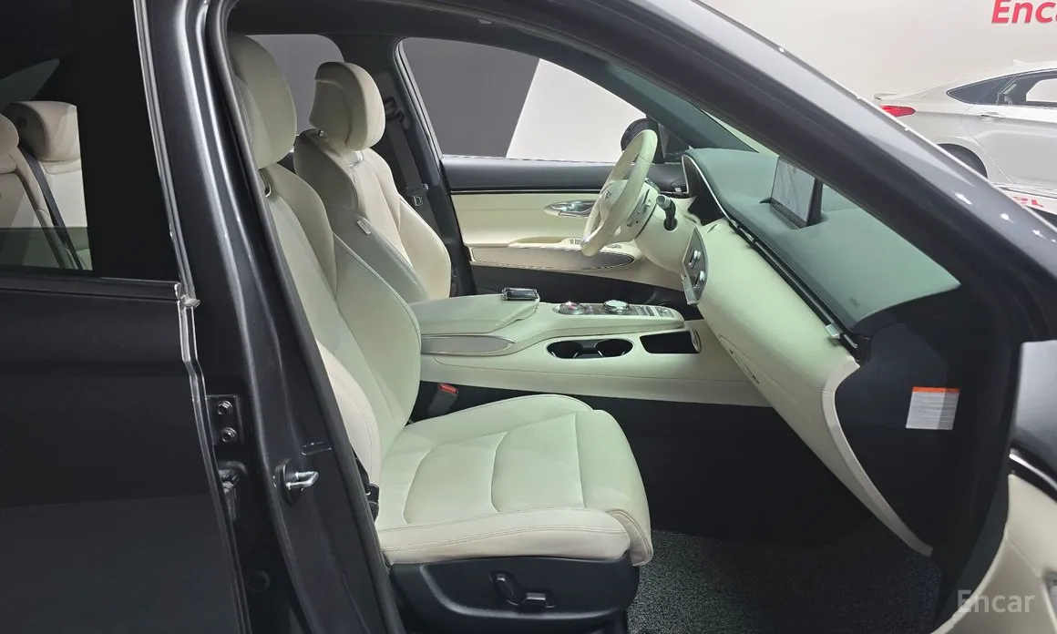 Фото 10 - Genesis GV70