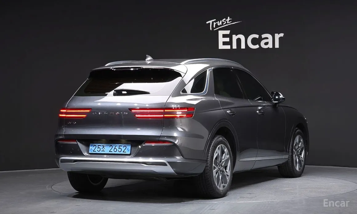 Фото 2 - Genesis GV70