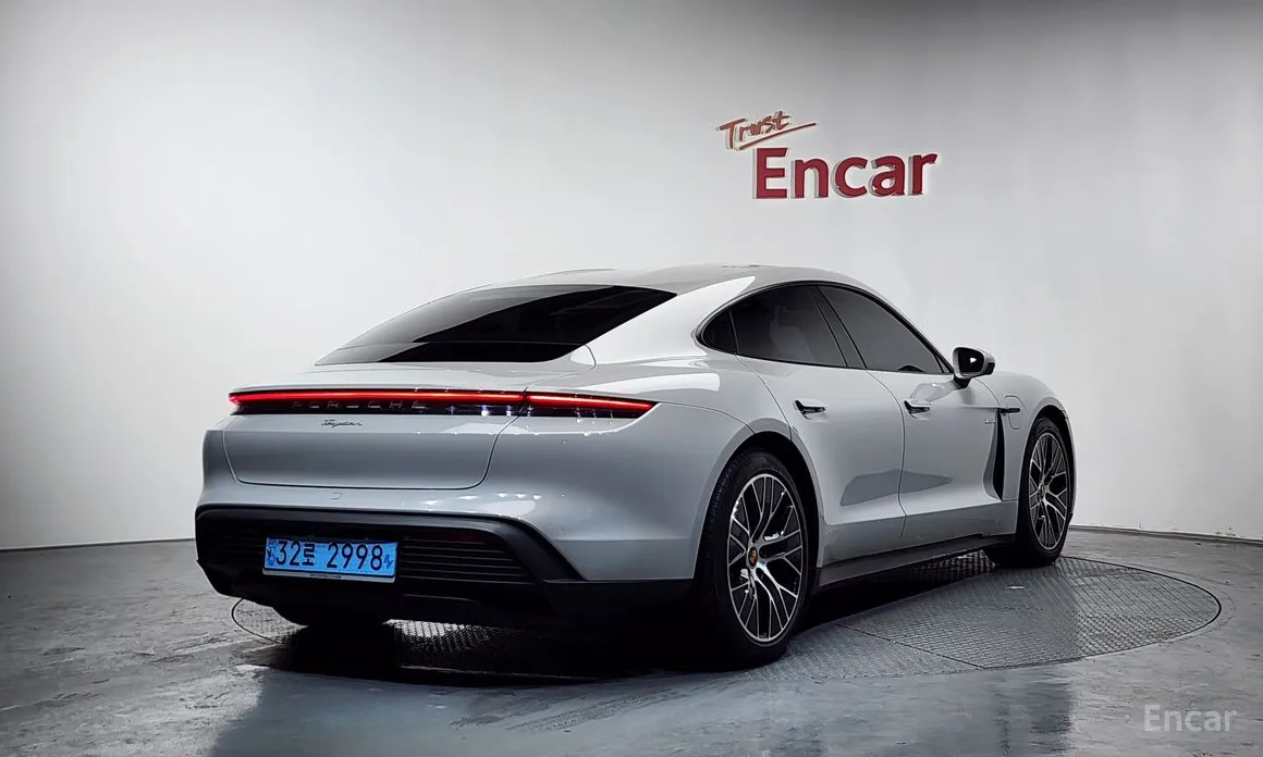 Фото 2 - Porsche Taycan