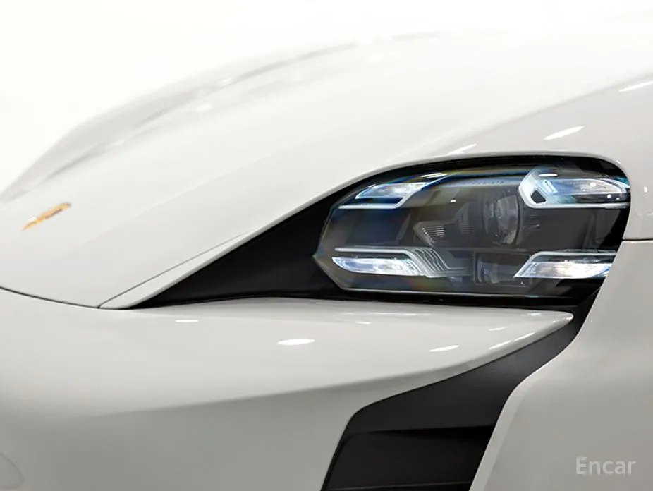 Фото 11 - Porsche Taycan