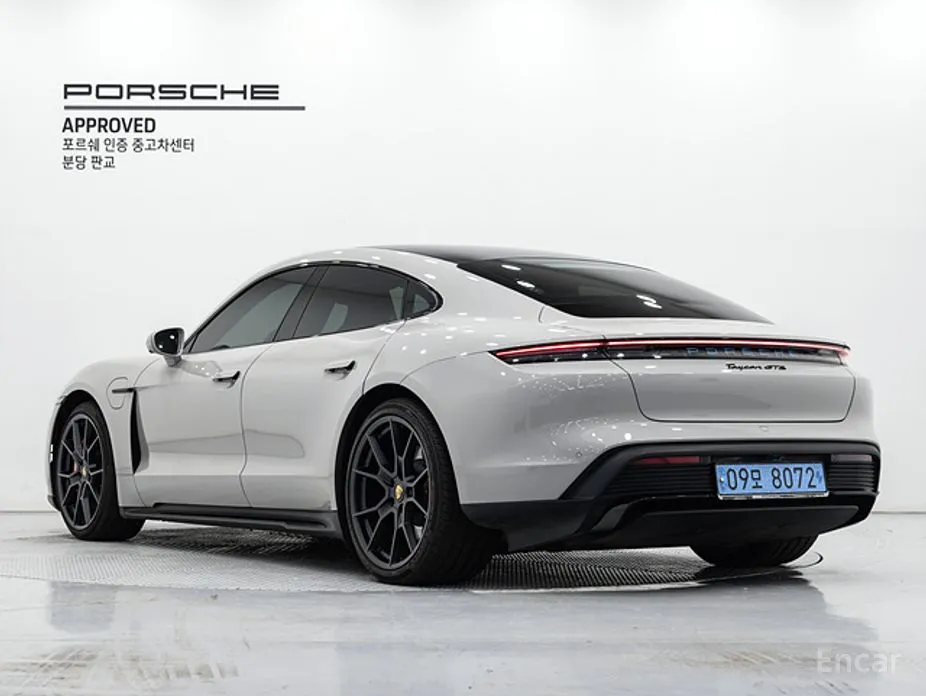 Фото 2 - Porsche Taycan