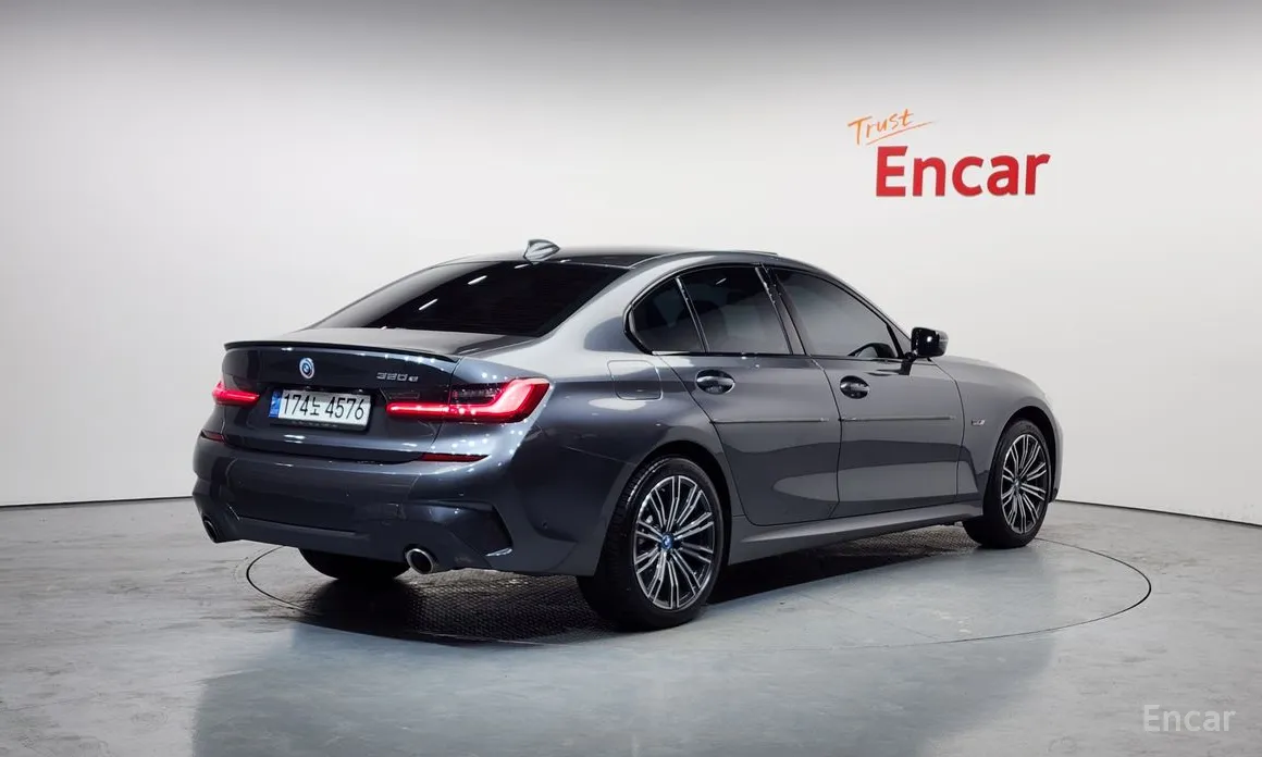 Photo 2 - BMW 3 Series