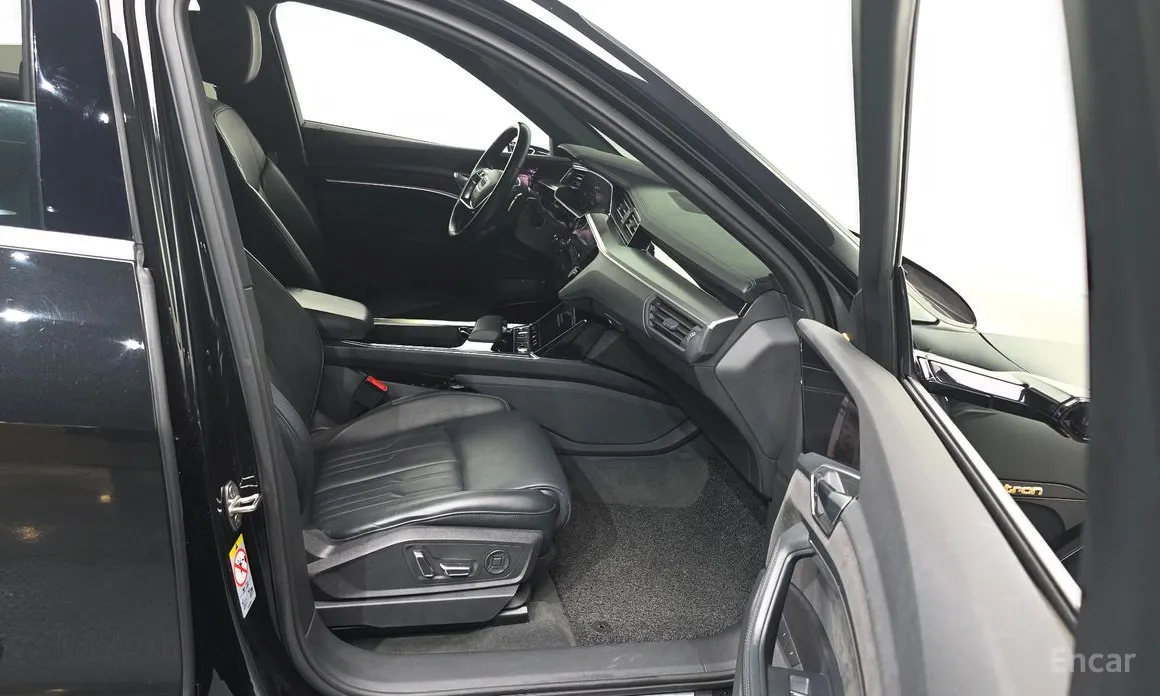 Фото 11 - Audi e-tron