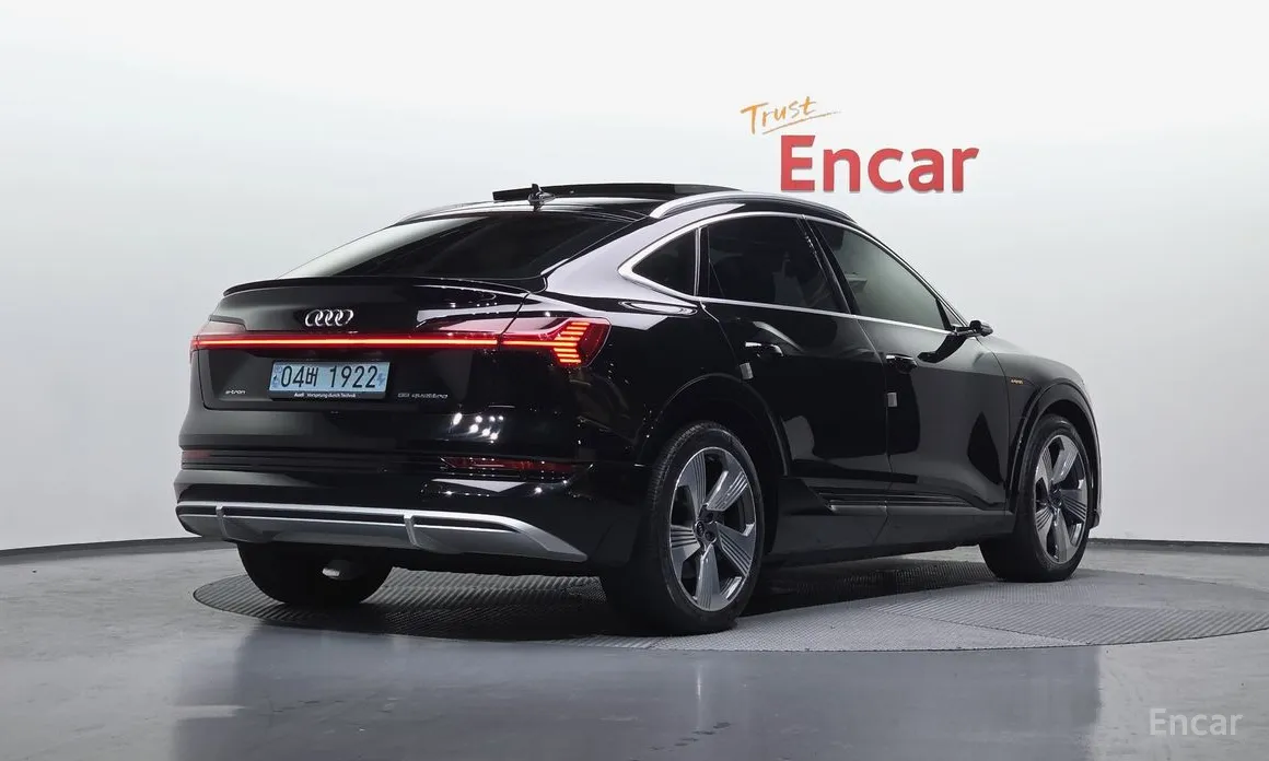 Фото 2 - Audi e-tron