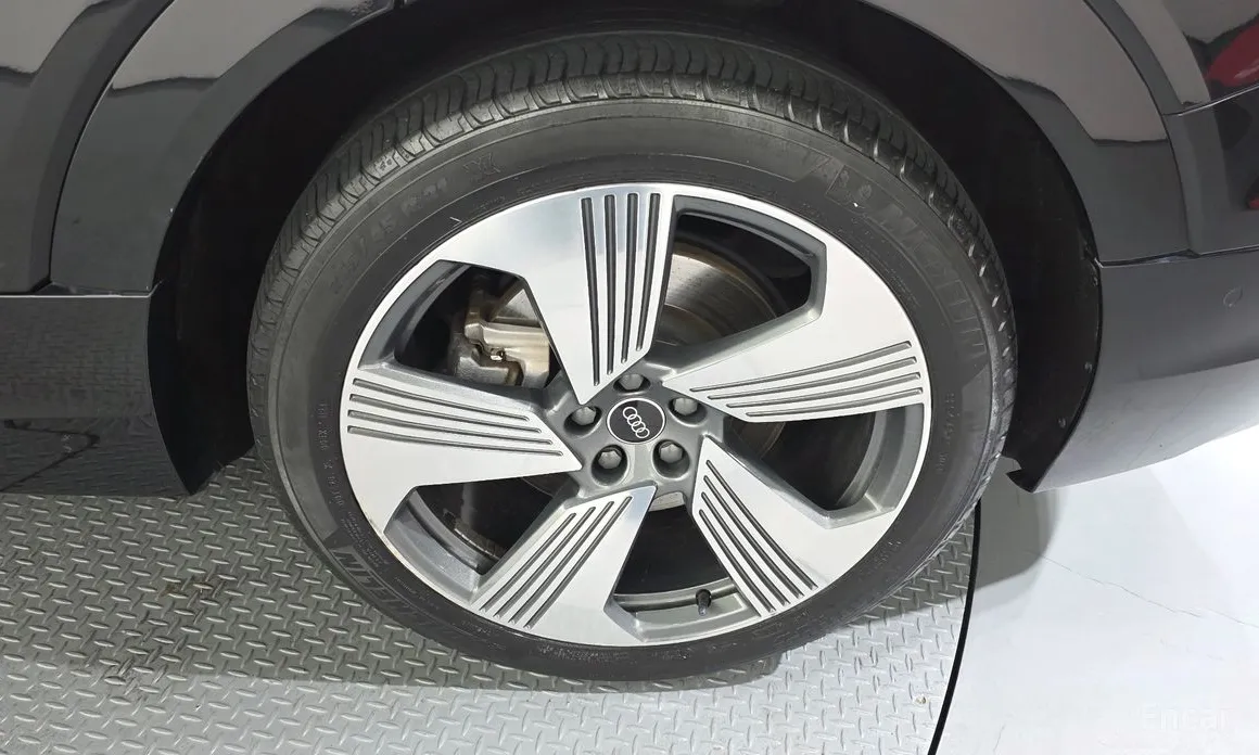 Фото 5 - Audi e-tron