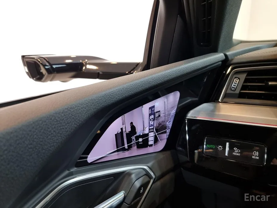 Фото 12 - Audi Q8 e-tron