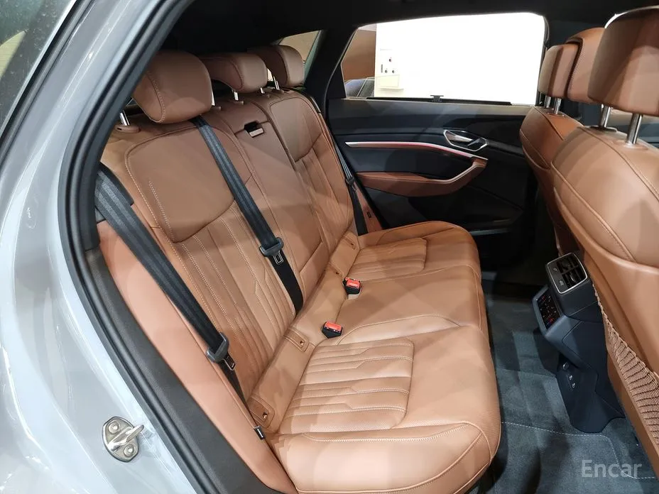 Фото 19 - Audi Q8 e-tron