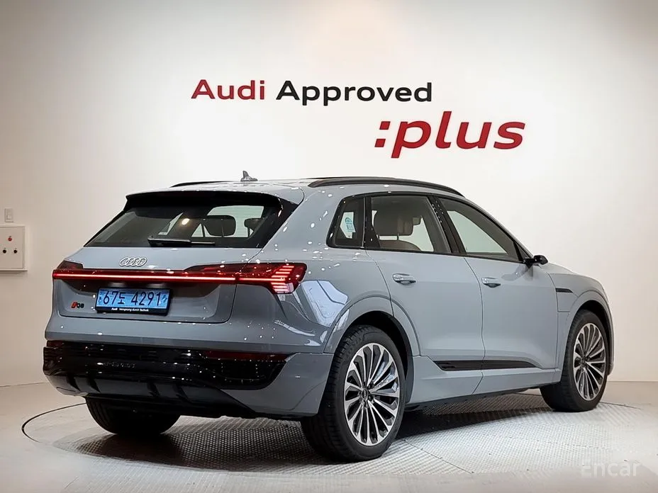 Фото 2 - Audi Q8 e-tron