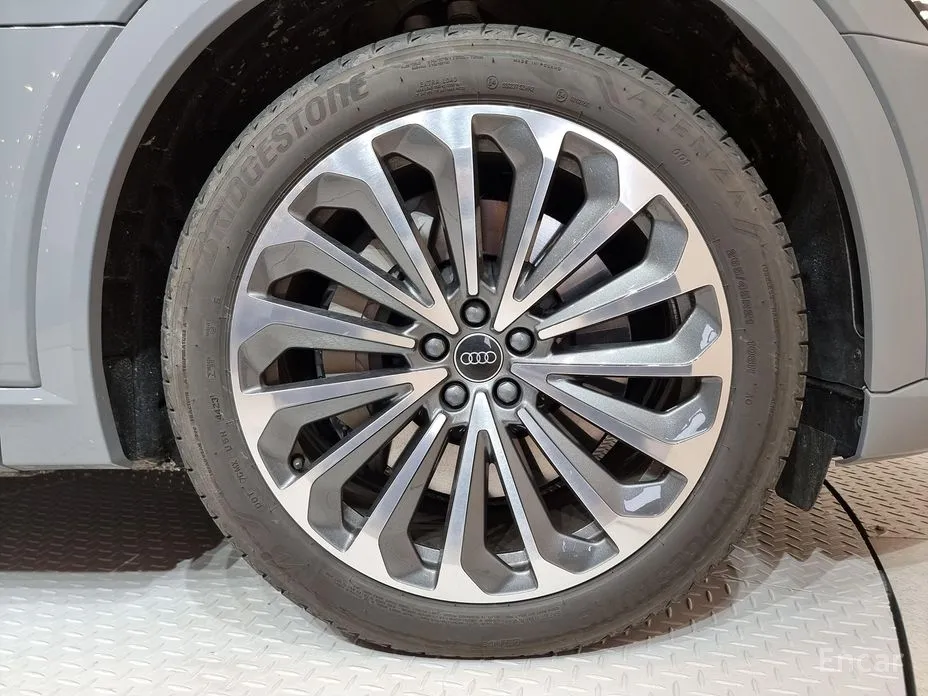 Фото 5 - Audi Q8 e-tron